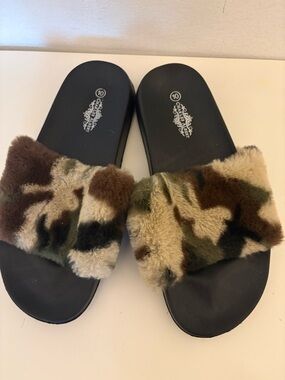 Charles Albert Black Slide Sandals with Camouflage Faux Fur Strap